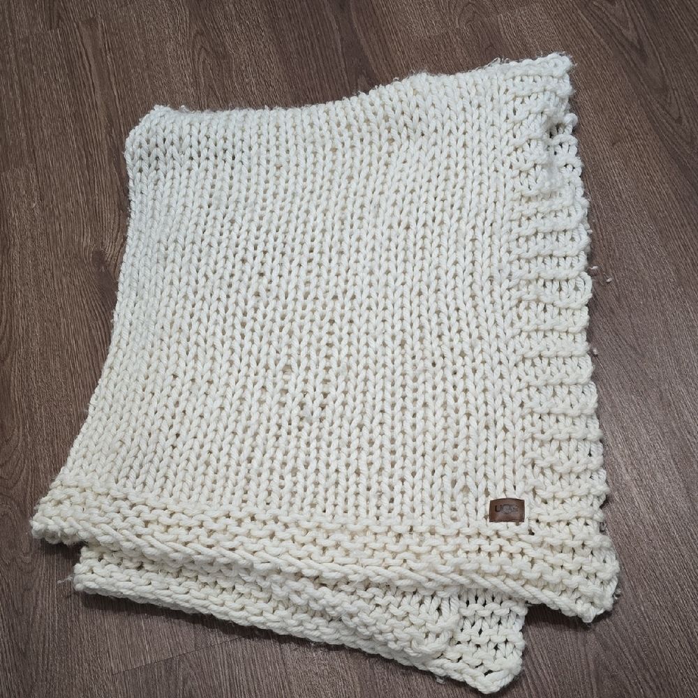 UGG Cream‎ Knit Throw.